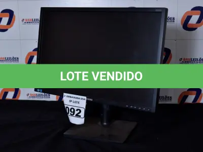 LOTE 092 - 01 MONITOR 22’’ MARCA SAMSUNG COM PÉ. (NO ESTADO) AV9705P