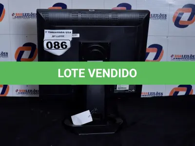 LOTE 086 - 01 MONITOR 19’’ LCD COM O PÉ MARCA HYUNDAI. (NO ESTADO) AV9706S