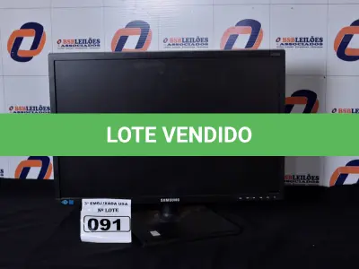 LOTE 091 - 01 MONITOR 22’’ MARCA SAMSUNG COM PÉ. (NO ESTADO) AV9706W