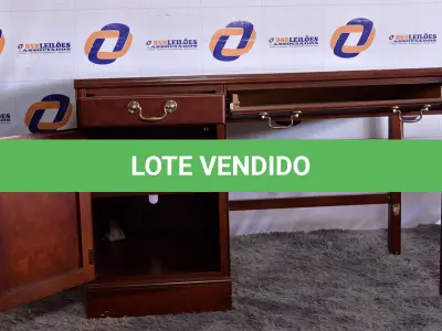 LOTE 032 - 01 MESA DE MADEIRA COM 02 GAVETAS E 01 COMPARTIMENTO (DESK, HOUSEHOLD, STAANDARD) (NO ESTADO) BF8640B
