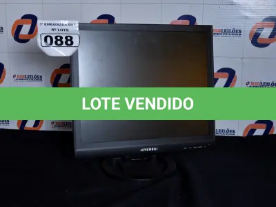 LOTE 088 - 01 MONITOR 19’’ LCD COM PÉ MARCA HYUNDAI. (NO ESTADO) AV9705K