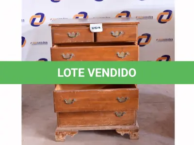 LOTE 064 - 01 CÔMODA EM MADEIRA COM 06 GAVETAS. (HIGHBOY) (NO ESTADO) AV9678F