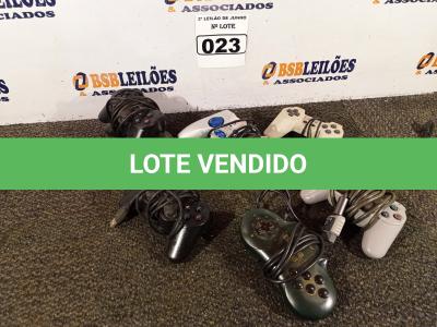LOTE 023 - 07 CONTROLES DE VÍDEO GAME. (NO ESTADO) ATENÇÃO! FAZER A VISITAÇÃO ANTES DE ARREMATAR, NÃO SABEMOS SE FUNCIONA. LEILÃO NÃO TEM GARANTIA E NEM DEVOLUÇÃO, SUJEITO A POSSÍVEIS AVARIAS VISÍVEIS/OCULTAS E/OU AUSÊNCIA DE COMPONENTES.
