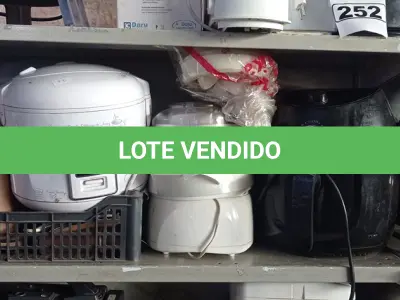 LOTE 251 - 01 MULTI MOEDOR, 01 AIR FRYER, 01 PANELA DE FAZER ARROZ ELÉTRICA, 01 CHURRASQUEIRA, 01 PROCESSADOR DE LEGUMES E 01 APARELHO PARA FAZER SORVETE COM AVARIAS. (NO ESTADO) ATENÇÃO! FAZER A VISITAÇÃO ANTES DE ARREMATAR, NÃO SABEMOS SE FUNCIONA. LEILÃO NÃO TEM GARANTIA E NEM DEVOLUÇÃO, SUJEITO A POSSÍVEIS AVARIAS VISÍVEIS/OCULTAS E/OU AUSÊNCIA DE COMPONENTES.