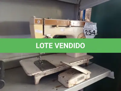 LOTE 254 - 01 MÁQUINA DE COSTURA ANTIGA MARCA SINGER. (NO ESTADO) ATENÇÃO! FAZER A VISITAÇÃO ANTES DE ARREMATAR, NÃO SABEMOS SE FUNCIONA. LEILÃO NÃO TEM GARANTIA E NEM DEVOLUÇÃO, SUJEITO A POSSÍVEIS AVARIAS VISÍVEIS/OCULTAS E/OU AUSÊNCIA DE COMPONENTES.
