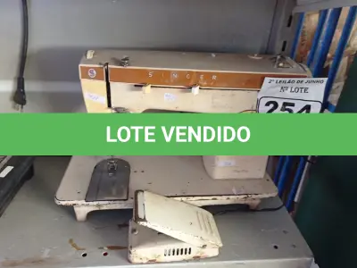 LOTE 254 - 01 MÁQUINA DE COSTURA ANTIGA MARCA SINGER. (NO ESTADO) ATENÇÃO! FAZER A VISITAÇÃO ANTES DE ARREMATAR, NÃO SABEMOS SE FUNCIONA. LEILÃO NÃO TEM GARANTIA E NEM DEVOLUÇÃO, SUJEITO A POSSÍVEIS AVARIAS VISÍVEIS/OCULTAS E/OU AUSÊNCIA DE COMPONENTES.