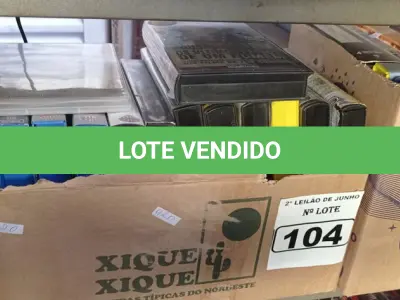LOTE 104 - 01 LOTE COM DIVERSOS CDS, FITAS CASSETE E DISCO DE VINIL. (NO ESTADO) ATENÇÃO! FAZER A VISITAÇÃO ANTES DE ARREMATAR, NÃO SABEMOS SE FUNCIONA. LEILÃO NÃO TEM GARANTIA E NEM DEVOLUÇÃO, SUJEITO A POSSÍVEIS AVARIAS VISÍVEIS/OCULTAS E/OU AUSÊNCIA DE COMPONENTES.