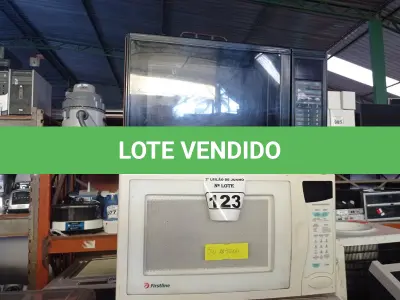 LOTE 123 - 03 MICRO-ONDAS MARCAS E MODELOS DIVERSOS, SENDO 01 COM PRATO, TODOS PARA RETIRADA DE PEÇAS. (NO ESTADO) ATENÇÃO! FAZER A VISITAÇÃO ANTES DE ARREMATAR, NÃO SABEMOS SE FUNCIONA. LEILÃO NÃO TEM GARANTIA E NEM DEVOLUÇÃO, SUJEITO A POSSÍVEIS AVARIAS VISÍVEIS/OCULTAS E/OU AUSÊNCIA DE COMPONENTES.