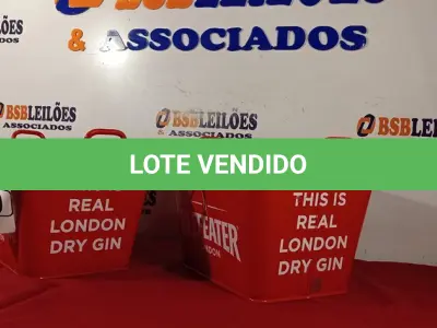 LOTE 320 - 02 BALDES DE GELO BEEFEATER LONDON. (NO ESTADO) ATENÇÃO! FAZER A VISITAÇÃO ANTES DE ARREMATAR, NÃO SABEMOS SE FUNCIONA. LEILÃO NÃO TEM GARANTIA E NEM DEVOLUÇÃO, SUJEITO A POSSÍVEIS AVARIAS VISÍVEIS/OCULTAS E/OU AUSÊNCIA DE COMPONENTES.