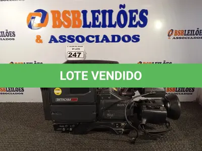 LOTE 247 - 01 FILMADORA BETACAM SP3CCD MARCA SONY. (NO ESTADO) ATENÇÃO! FAZER A VISITAÇÃO ANTES DE ARREMATAR, NÃO SABEMOS SE FUNCIONA. LEILÃO NÃO TEM GARANTIA E NEM DEVOLUÇÃO, SUJEITO A POSSÍVEIS AVARIAS VISÍVEIS/OCULTAS E/OU AUSÊNCIA DE COMPONENTES.