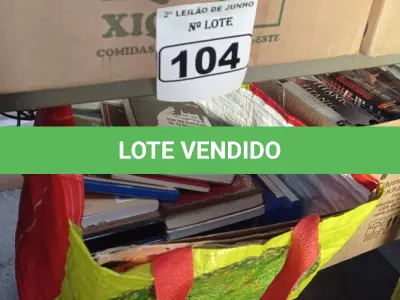 LOTE 104 - 01 LOTE COM DIVERSOS CDS, FITAS CASSETE E DISCO DE VINIL. (NO ESTADO) ATENÇÃO! FAZER A VISITAÇÃO ANTES DE ARREMATAR, NÃO SABEMOS SE FUNCIONA. LEILÃO NÃO TEM GARANTIA E NEM DEVOLUÇÃO, SUJEITO A POSSÍVEIS AVARIAS VISÍVEIS/OCULTAS E/OU AUSÊNCIA DE COMPONENTES.
