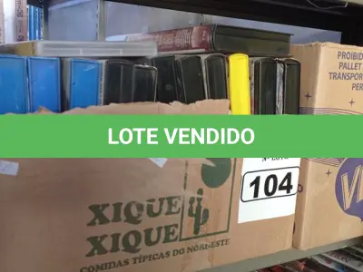 LOTE 104 - 01 LOTE COM DIVERSOS CDS, FITAS CASSETE E DISCO DE VINIL. (NO ESTADO) ATENÇÃO! FAZER A VISITAÇÃO ANTES DE ARREMATAR, NÃO SABEMOS SE FUNCIONA. LEILÃO NÃO TEM GARANTIA E NEM DEVOLUÇÃO, SUJEITO A POSSÍVEIS AVARIAS VISÍVEIS/OCULTAS E/OU AUSÊNCIA DE COMPONENTES.
