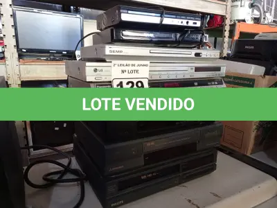 LOTE 129 - 03 VÍDEOS CASSETE E 05 DVDS MARCAS E MODELOS DIVERSOS. (NO ESTADO) ATENÇÃO! FAZER A VISITAÇÃO ANTES DE ARREMATAR, NÃO SABEMOS SE FUNCIONA. LEILÃO NÃO TEM GARANTIA E NEM DEVOLUÇÃO, SUJEITO A POSSÍVEIS AVARIAS VISÍVEIS/OCULTAS E/OU AUSÊNCIA DE COMPONENTES.