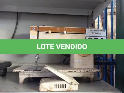 LOTE 254 - 01 MÁQUINA DE COSTURA ANTIGA MARCA SINGER. (NO ESTADO) ATENÇÃO! FAZER A VISITAÇÃO ANTES DE ARREMATAR, NÃO SABEMOS SE FUNCIONA. LEILÃO NÃO TEM GARANTIA E NEM DEVOLUÇÃO, SUJEITO A POSSÍVEIS AVARIAS VISÍVEIS/OCULTAS E/OU AUSÊNCIA DE COMPONENTES.