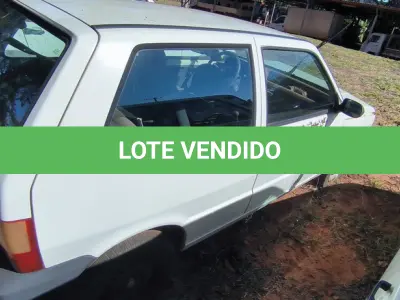 LOTE 006 - 01 FIAT UNO MILLE FIRE FLEX; PLACA: JGO-6298; ANO: 2005. CHASSI: 9BD15802764754167, RENAVAM: 00865842256 (VEÍCULO ESTÁ COM A FRENTE BATIDA (FARÓIS, PARACHOQUE, RADIADOR, GRADE DO PARACHOQUE QUEBRADOS, CAPÔ, PARALAMAS, PAINEL FRONTAL AMASSADOS, NÃO FUNCIONOU MAIS APÓS A COLISÃO. (NO ESTADO)