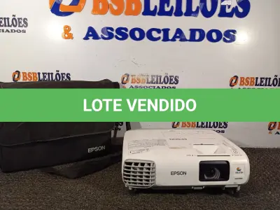 LOTE 023 - 01 PROJETOR LCD MULTIMIDIA, MODELO: H569A MARCA EPSON COM CASE 220V. (NO ESTADO) ATENÇÃO! FAZER A VISITAÇÃO ANTES DE ARREMATAR, NÃO SABEMOS SE FUNCIONA. LEILÃO NÃO TEM GARANTIA E NEM DEVOLUÇÃO, SUJEITO A POSSÍVEIS AVARIAS VISÍVEIS/OCULTAS E/OU AUSÊNCIA DE COMPONENTES.
