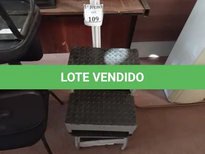 LOTE 109 - 01 BALANÇA MARCA WELMY COM CAPACIDADE MÁXIMA DE 200KG E 02 ESCADAS COM 02 DEGRAUS CADA. (NO ESTADO) ATENÇÃO! FAZER A VISITAÇÃO ANTES DE ARREMATAR, NÃO SABEMOS SE FUNCIONA. LEILÃO NÃO TEM GARANTIA E NEM DEVOLUÇÃO, SUJEITO A POSSÍVEIS AVARIAS VISÍVEIS/OCULTAS E/OU AUSÊNCIA DE COMPONENTES.