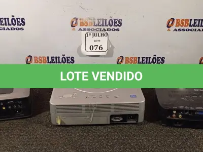 LOTE 076 - 03 PROJETORES COM AVARIAS, SENDO 01 MARCA SONY, 01 EPSON E 01 DELL. (NO ESTADO) ATENÇÃO! FAZER A VISITAÇÃO ANTES DE ARREMATAR, NÃO SABEMOS SE FUNCIONA. LEILÃO NÃO TEM GARANTIA E NEM DEVOLUÇÃO, SUJEITO A POSSÍVEIS AVARIAS VISÍVEIS/OCULTAS E/OU AUSÊNCIA DE COMPONENTES.