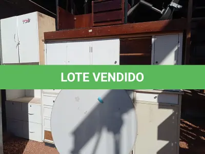 LOTE 303 - 01 TAMPO DE MESA, ARMÁRIOS EM MDF E 01 SUCATA DE CADEIRA NA COR BRANCA. (NO ESTADO) ATENÇÃO! FAZER A VISITAÇÃO ANTES DE ARREMATAR, NÃO SABEMOS SE FUNCIONA. LEILÃO NÃO TEM GARANTIA E NEM DEVOLUÇÃO, SUJEITO A POSSÍVEIS AVARIAS VISÍVEIS/OCULTAS E/OU AUSÊNCIA DE COMPONENTES.