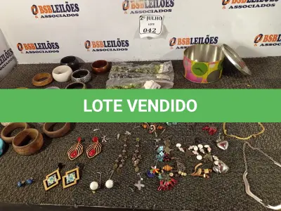LOTE 042 - 01 LOTE COM 16 PULSEIRAS, 10 COLARES E 18 PARES DE BRINCOS. (NO ESTADO) ATENÇÃO! FAZER A VISITAÇÃO ANTES DE ARREMATAR, NÃO SABEMOS SE FUNCIONA. LEILÃO NÃO TEM GARANTIA E NEM DEVOLUÇÃO, SUJEITO A POSSÍVEIS AVARIAS VISÍVEIS/OCULTAS E/OU AUSÊNCIA DE COMPONENTES.