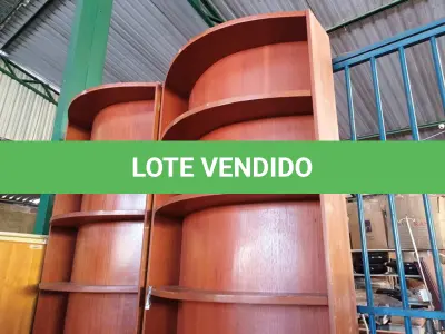LOTE 257 - 02 ESTANTES EM MADEIRA. (NO ESTADO) ATENÇÃO! FAZER A VISITAÇÃO ANTES DE ARREMATAR, NÃO SABEMOS SE FUNCIONA. LEILÃO NÃO TEM GARANTIA E NEM DEVOLUÇÃO, SUJEITO A POSSÍVEIS AVARIAS VISÍVEIS/OCULTAS E/OU AUSÊNCIA DE COMPONENTES.