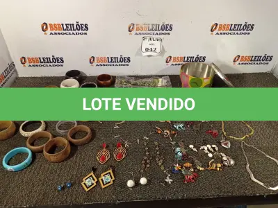 LOTE 042 - 01 LOTE COM 16 PULSEIRAS, 10 COLARES E 18 PARES DE BRINCOS. (NO ESTADO) ATENÇÃO! FAZER A VISITAÇÃO ANTES DE ARREMATAR, NÃO SABEMOS SE FUNCIONA. LEILÃO NÃO TEM GARANTIA E NEM DEVOLUÇÃO, SUJEITO A POSSÍVEIS AVARIAS VISÍVEIS/OCULTAS E/OU AUSÊNCIA DE COMPONENTES.