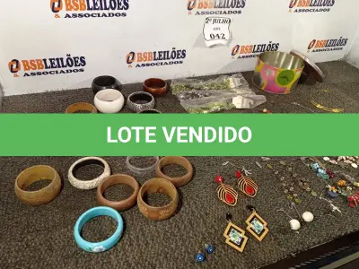 LOTE 042 - 01 LOTE COM 16 PULSEIRAS, 10 COLARES E 18 PARES DE BRINCOS. (NO ESTADO) ATENÇÃO! FAZER A VISITAÇÃO ANTES DE ARREMATAR, NÃO SABEMOS SE FUNCIONA. LEILÃO NÃO TEM GARANTIA E NEM DEVOLUÇÃO, SUJEITO A POSSÍVEIS AVARIAS VISÍVEIS/OCULTAS E/OU AUSÊNCIA DE COMPONENTES.