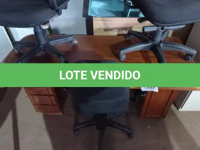 LOTE 269 - 01 MESA PARA ESCRITÓRIO E 03 CADEIRAS COM PÉS GIRATÓRIOS. (NO ESTADO) ATENÇÃO! FAZER A VISITAÇÃO ANTES DE ARREMATAR, NÃO SABEMOS SE FUNCIONA. LEILÃO NÃO TEM GARANTIA E NEM DEVOLUÇÃO, SUJEITO A POSSÍVEIS AVARIAS VISÍVEIS/OCULTAS E/OU AUSÊNCIA DE COMPONENTES.