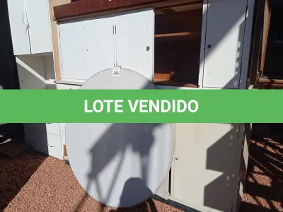 LOTE 303 - 01 TAMPO DE MESA, ARMÁRIOS EM MDF E 01 SUCATA DE CADEIRA NA COR BRANCA. (NO ESTADO) ATENÇÃO! FAZER A VISITAÇÃO ANTES DE ARREMATAR, NÃO SABEMOS SE FUNCIONA. LEILÃO NÃO TEM GARANTIA E NEM DEVOLUÇÃO, SUJEITO A POSSÍVEIS AVARIAS VISÍVEIS/OCULTAS E/OU AUSÊNCIA DE COMPONENTES.