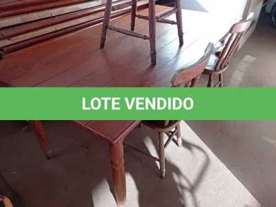LOTE 293 - 01 MESA EM MADEIRA COM 03 CADEIRAS. (NO ESTADO) ATENÇÃO! FAZER A VISITAÇÃO ANTES DE ARREMATAR, NÃO SABEMOS SE FUNCIONA. LEILÃO NÃO TEM GARANTIA E NEM DEVOLUÇÃO, SUJEITO A POSSÍVEIS AVARIAS VISÍVEIS/OCULTAS E/OU AUSÊNCIA DE COMPONENTES.