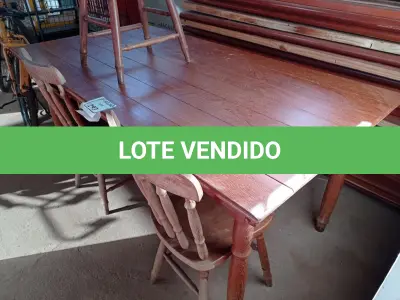 LOTE 293 - 01 MESA EM MADEIRA COM 03 CADEIRAS. (NO ESTADO) ATENÇÃO! FAZER A VISITAÇÃO ANTES DE ARREMATAR, NÃO SABEMOS SE FUNCIONA. LEILÃO NÃO TEM GARANTIA E NEM DEVOLUÇÃO, SUJEITO A POSSÍVEIS AVARIAS VISÍVEIS/OCULTAS E/OU AUSÊNCIA DE COMPONENTES.