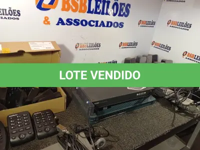 LOTE 093 - 03 SWITCHES, 02 ANTENAS DIGITAL PHILIPS, 01 CAIXA COM 12 HEADSATS, 01 BASE DE LIQUIDIFICADOR E VÁRIAS CAIXINHAS DE SOM. (NO ESTADO) ATENÇÃO! FAZER A VISITAÇÃO ANTES DE ARREMATAR, NÃO SABEMOS SE FUNCIONA. LEILÃO NÃO TEM GARANTIA E NEM DEVOLUÇÃO, SUJEITO A POSSÍVEIS AVARIAS VISÍVEIS/OCULTAS E/OU AUSÊNCIA DE COMPONENTES.