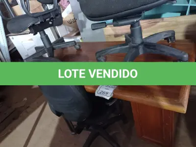 LOTE 269 - 01 MESA PARA ESCRITÓRIO E 03 CADEIRAS COM PÉS GIRATÓRIOS. (NO ESTADO) ATENÇÃO! FAZER A VISITAÇÃO ANTES DE ARREMATAR, NÃO SABEMOS SE FUNCIONA. LEILÃO NÃO TEM GARANTIA E NEM DEVOLUÇÃO, SUJEITO A POSSÍVEIS AVARIAS VISÍVEIS/OCULTAS E/OU AUSÊNCIA DE COMPONENTES.