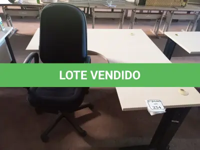 LOTE 254 - 01 MESA PARA ESCRITÓRIO COM TOMADAS INTERNA E 01 CADEIRA PRESIDENTE MARCA FLEGMA. (NO ESTADO) ATENÇÃO! FAZER A VISITAÇÃO ANTES DE ARREMATAR, NÃO SABEMOS SE FUNCIONA. LEILÃO NÃO TEM GARANTIA E NEM DEVOLUÇÃO, SUJEITO A POSSÍVEIS AVARIAS VISÍVEIS/OCULTAS E/OU AUSÊNCIA DE COMPONENTES.