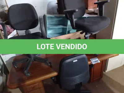 LOTE 269 - 01 MESA PARA ESCRITÓRIO E 03 CADEIRAS COM PÉS GIRATÓRIOS. (NO ESTADO) ATENÇÃO! FAZER A VISITAÇÃO ANTES DE ARREMATAR, NÃO SABEMOS SE FUNCIONA. LEILÃO NÃO TEM GARANTIA E NEM DEVOLUÇÃO, SUJEITO A POSSÍVEIS AVARIAS VISÍVEIS/OCULTAS E/OU AUSÊNCIA DE COMPONENTES.
