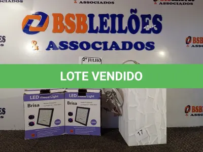 LOTE 073 - 02 REFLETORES LUZ NEGRA UV EFEITO NEOW DE 100W E 01 LUSTRE DE ACRÍLICO COM LÂMPADA. (NO ESTADO) ATENÇÃO! FAZER A VISITAÇÃO ANTES DE ARREMATAR, NÃO SABEMOS SE FUNCIONA. LEILÃO NÃO TEM GARANTIA E NEM DEVOLUÇÃO, SUJEITO A POSSÍVEIS AVARIAS VISÍVEIS/OCULTAS E/OU AUSÊNCIA DE COMPONENTES.