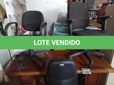 LOTE 269 - 01 MESA PARA ESCRITÓRIO E 03 CADEIRAS COM PÉS GIRATÓRIOS. (NO ESTADO) ATENÇÃO! FAZER A VISITAÇÃO ANTES DE ARREMATAR, NÃO SABEMOS SE FUNCIONA. LEILÃO NÃO TEM GARANTIA E NEM DEVOLUÇÃO, SUJEITO A POSSÍVEIS AVARIAS VISÍVEIS/OCULTAS E/OU AUSÊNCIA DE COMPONENTES.