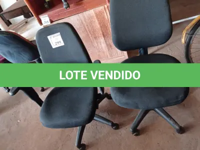 LOTE 299 - 02 CADEIRAS PARA ESCRITÓRIO COM PÉS GIRATÓRIOS. (NO ESTADO) ATENÇÃO! FAZER A VISITAÇÃO ANTES DE ARREMATAR, NÃO SABEMOS SE FUNCIONA. LEILÃO NÃO TEM GARANTIA E NEM DEVOLUÇÃO, SUJEITO A POSSÍVEIS AVARIAS VISÍVEIS/OCULTAS E/OU AUSÊNCIA DE COMPONENTES.