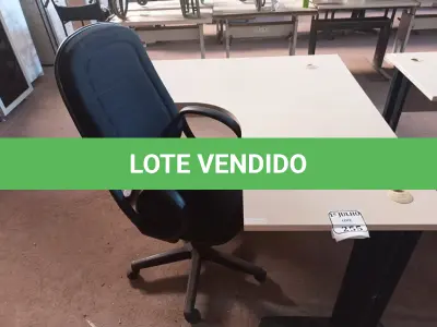 LOTE 255 - 01 MESA PARA ESCRITÓRIO COM TOMADAS INTERNA E 01 CADEIRA PRESIDENTE MARCA FLEGMA. (NO ESTADO) ATENÇÃO! FAZER A VISITAÇÃO ANTES DE ARREMATAR, NÃO SABEMOS SE FUNCIONA. LEILÃO NÃO TEM GARANTIA E NEM DEVOLUÇÃO, SUJEITO A POSSÍVEIS AVARIAS VISÍVEIS/OCULTAS E/OU AUSÊNCIA DE COMPONENTES.