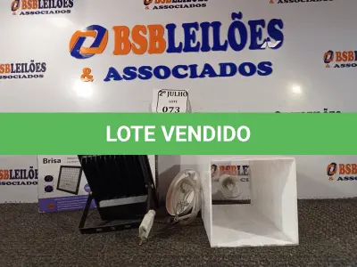 LOTE 073 - 02 REFLETORES LUZ NEGRA UV EFEITO NEOW DE 100W E 01 LUSTRE DE ACRÍLICO COM LÂMPADA. (NO ESTADO) ATENÇÃO! FAZER A VISITAÇÃO ANTES DE ARREMATAR, NÃO SABEMOS SE FUNCIONA. LEILÃO NÃO TEM GARANTIA E NEM DEVOLUÇÃO, SUJEITO A POSSÍVEIS AVARIAS VISÍVEIS/OCULTAS E/OU AUSÊNCIA DE COMPONENTES.