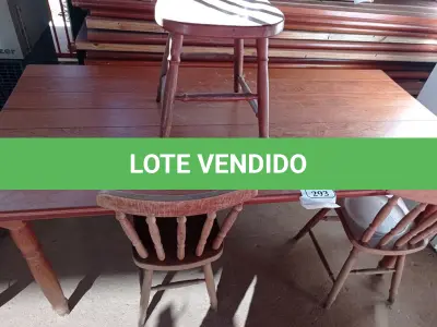 LOTE 293 - 01 MESA EM MADEIRA COM 03 CADEIRAS. (NO ESTADO) ATENÇÃO! FAZER A VISITAÇÃO ANTES DE ARREMATAR, NÃO SABEMOS SE FUNCIONA. LEILÃO NÃO TEM GARANTIA E NEM DEVOLUÇÃO, SUJEITO A POSSÍVEIS AVARIAS VISÍVEIS/OCULTAS E/OU AUSÊNCIA DE COMPONENTES.
