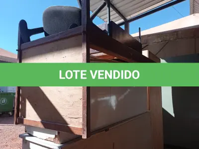 LOTE 303 - 01 TAMPO DE MESA, ARMÁRIOS EM MDF E 01 SUCATA DE CADEIRA NA COR BRANCA. (NO ESTADO) ATENÇÃO! FAZER A VISITAÇÃO ANTES DE ARREMATAR, NÃO SABEMOS SE FUNCIONA. LEILÃO NÃO TEM GARANTIA E NEM DEVOLUÇÃO, SUJEITO A POSSÍVEIS AVARIAS VISÍVEIS/OCULTAS E/OU AUSÊNCIA DE COMPONENTES.