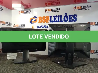 LOTE 103 - 02 MONITORES 19’’, SENDO 01 COM BASE GIRATÓRIA. (NO ESTADO) ATENÇÃO! FAZER A VISITAÇÃO ANTES DE ARREMATAR, NÃO SABEMOS SE FUNCIONA. LEILÃO NÃO TEM GARANTIA E NEM DEVOLUÇÃO, SUJEITO A POSSÍVEIS AVARIAS VISÍVEIS/OCULTAS E/OU AUSÊNCIA DE COMPONENTES.