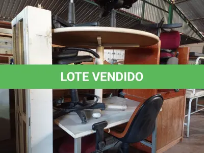 LOTE 264 - 02 MESAS, 02 BALCÕES INCOMPLETOS, 01 ARMÁRIO COM 02 PORTAS DE VIDRO E 07 CADEIRAS PARA ESCRITÓRIO COM AVARIAS. (NO ESTADO) ATENÇÃO! FAZER A VISITAÇÃO ANTES DE ARREMATAR, NÃO SABEMOS SE FUNCIONA. LEILÃO NÃO TEM GARANTIA E NEM DEVOLUÇÃO, SUJEITO A POSSÍVEIS AVARIAS VISÍVEIS/OCULTAS E/OU AUSÊNCIA DE COMPONENTES.
