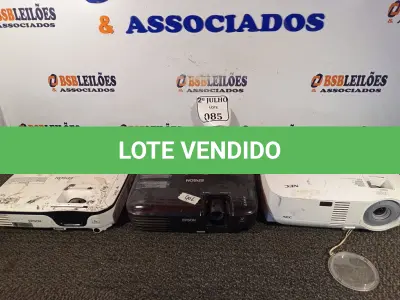 LOTE 085 - 03 PROJETORES MULTIMÍDIA MARCAS E MODELOS DIVERSOS COM AVARIAS. (NO ESTADO) ATENÇÃO! FAZER A VISITAÇÃO ANTES DE ARREMATAR, NÃO SABEMOS SE FUNCIONA. LEILÃO NÃO TEM GARANTIA E NEM DEVOLUÇÃO, SUJEITO A POSSÍVEIS AVARIAS VISÍVEIS/OCULTAS E/OU AUSÊNCIA DE COMPONENTES.