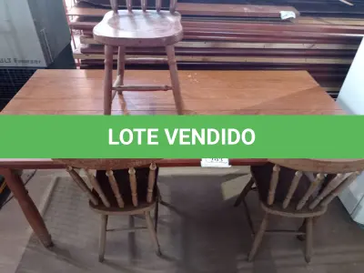 LOTE 293 - 01 MESA EM MADEIRA COM 03 CADEIRAS. (NO ESTADO) ATENÇÃO! FAZER A VISITAÇÃO ANTES DE ARREMATAR, NÃO SABEMOS SE FUNCIONA. LEILÃO NÃO TEM GARANTIA E NEM DEVOLUÇÃO, SUJEITO A POSSÍVEIS AVARIAS VISÍVEIS/OCULTAS E/OU AUSÊNCIA DE COMPONENTES.