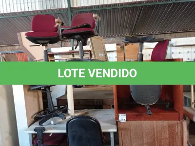 LOTE 264 - 02 MESAS, 02 BALCÕES INCOMPLETOS, 01 ARMÁRIO COM 02 PORTAS DE VIDRO E 07 CADEIRAS PARA ESCRITÓRIO COM AVARIAS. (NO ESTADO) ATENÇÃO! FAZER A VISITAÇÃO ANTES DE ARREMATAR, NÃO SABEMOS SE FUNCIONA. LEILÃO NÃO TEM GARANTIA E NEM DEVOLUÇÃO, SUJEITO A POSSÍVEIS AVARIAS VISÍVEIS/OCULTAS E/OU AUSÊNCIA DE COMPONENTES.