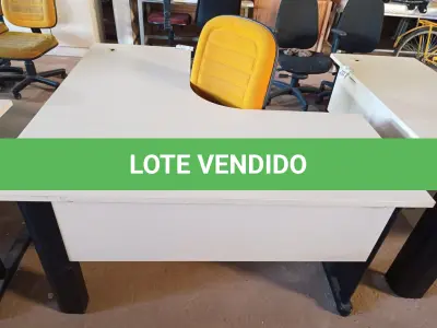 LOTE 252 - 01 MESA PARA ESCRITÓRIO COM TOMADAS INTERNA E 01 CADEIRA PRESIDENTE MARCA FLEGMA. (NO ESTADO) ATENÇÃO! FAZER A VISITAÇÃO ANTES DE ARREMATAR, NÃO SABEMOS SE FUNCIONA. LEILÃO NÃO TEM GARANTIA E NEM DEVOLUÇÃO, SUJEITO A POSSÍVEIS AVARIAS VISÍVEIS/OCULTAS E/OU AUSÊNCIA DE COMPONENTES.