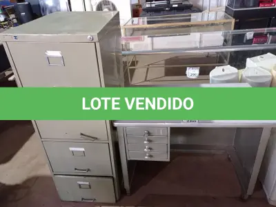 LOTE 288 - 01 MESA COM 04 GAVETAS E 01 ARQUIVO DE AÇO 04 GAVETAS. (NO ESTADO) ATENÇÃO! FAZER A VISITAÇÃO ANTES DE ARREMATAR, NÃO SABEMOS SE FUNCIONA. LEILÃO NÃO TEM GARANTIA E NEM DEVOLUÇÃO, SUJEITO A POSSÍVEIS AVARIAS VISÍVEIS/OCULTAS E/OU AUSÊNCIA DE COMPONENTES.