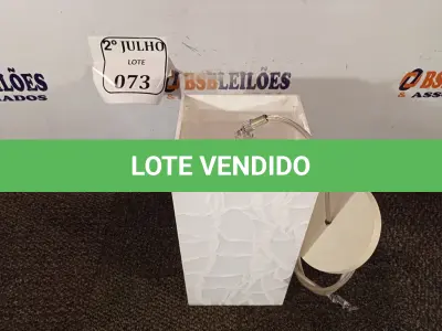 LOTE 073 - 02 REFLETORES LUZ NEGRA UV EFEITO NEOW DE 100W E 01 LUSTRE DE ACRÍLICO COM LÂMPADA. (NO ESTADO) ATENÇÃO! FAZER A VISITAÇÃO ANTES DE ARREMATAR, NÃO SABEMOS SE FUNCIONA. LEILÃO NÃO TEM GARANTIA E NEM DEVOLUÇÃO, SUJEITO A POSSÍVEIS AVARIAS VISÍVEIS/OCULTAS E/OU AUSÊNCIA DE COMPONENTES.